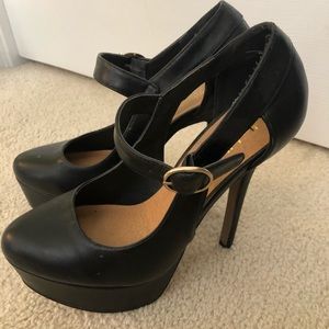 Black heel with platform